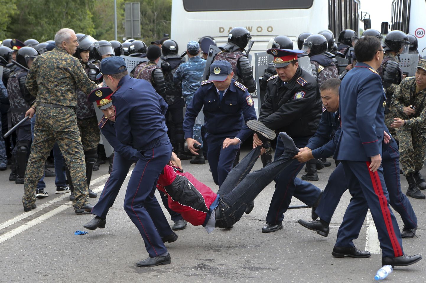 Kasahstani politsei tassib minema kinni peetud inimest, kes protestis presidendivalimiste ajal valitsuse vastu.