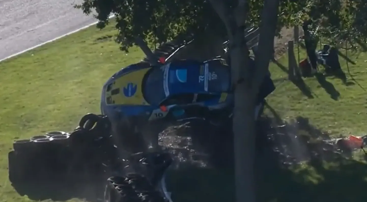 Porsche võidusõiduauto, mille võistlus lõppes puu otsas.