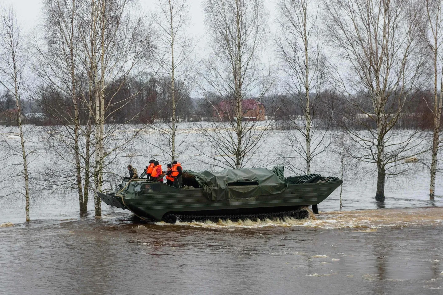 Läti sõjaväe amfiibsõiduk päästab üleujutatud aladelt kohalikke.