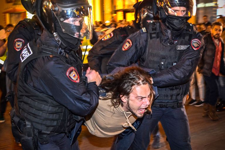Российская полиция задерживает в сентябре в Москве людей, выражающих протест против президентского указа о частичной мобилизации. 