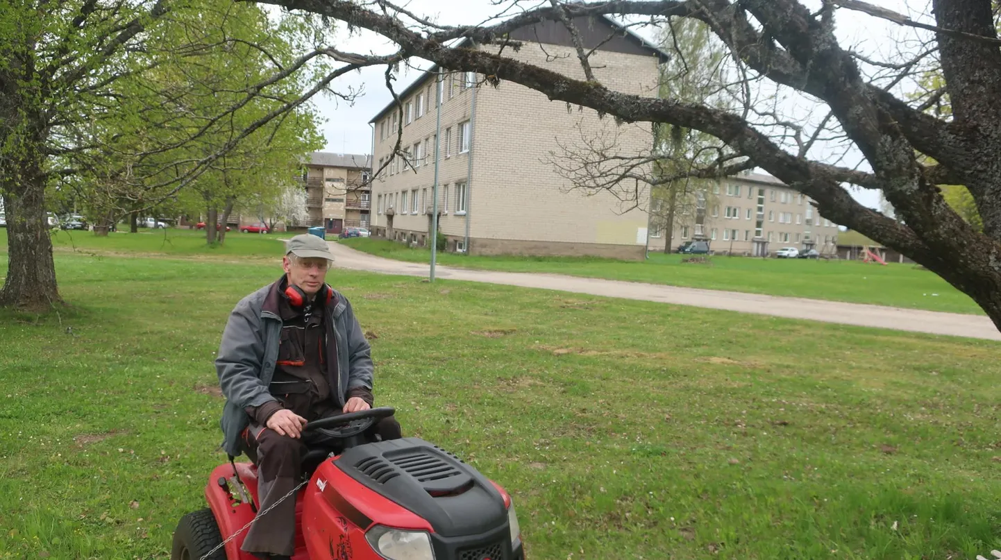 Tuule tee 4 korrusmaja (muru niitva töömehe selja taga) asub kohe
haljasala kõrval.