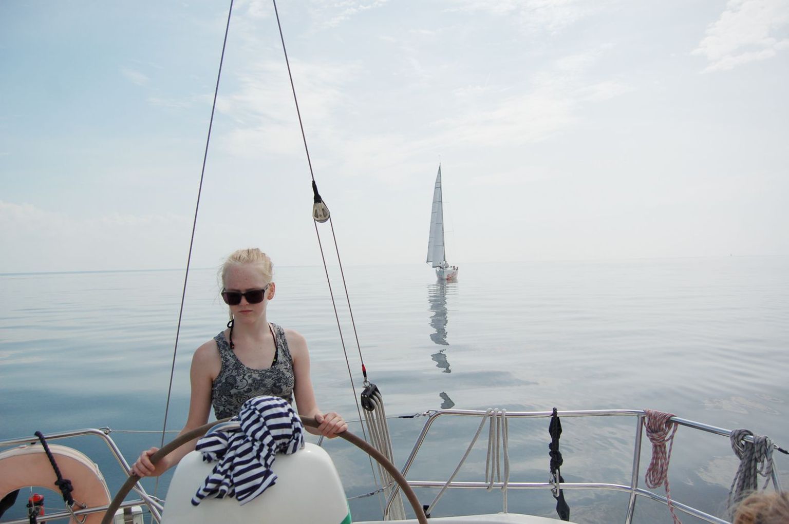 Juuli lõpus õnnestus purjeklubi õpilastel Pärnu lahel proovida, kuidas on merel purjetada. Pildil seilab Eleri Viks.