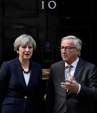 Briti peaminister Theresa May ja Euroopa Komisjoni president Jean-Claude Juncker. Foto: Hannah McKay/REUTERS/Scanpix