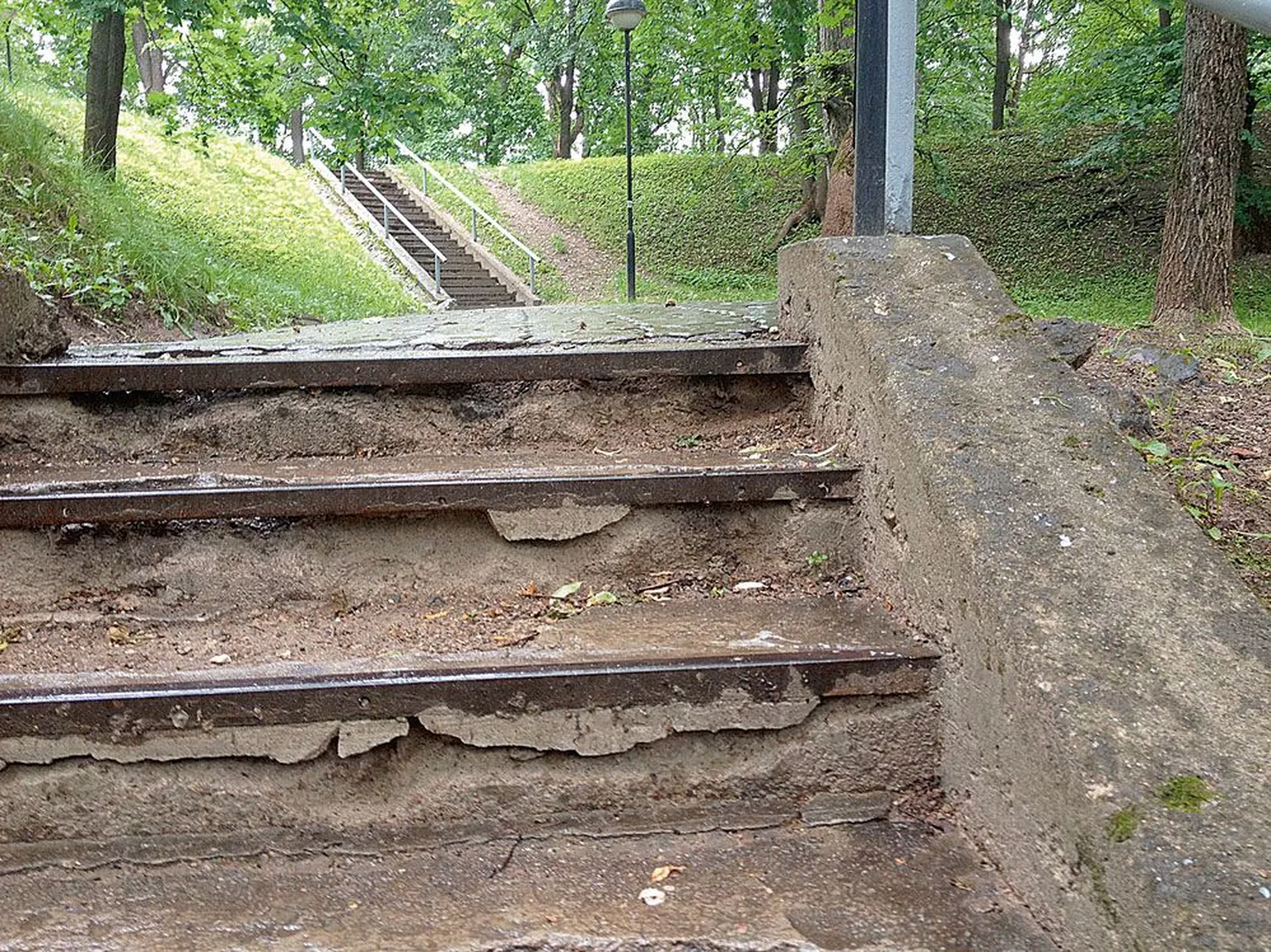 Vallikraavi tänava poolt mööda treppi tähetorni juurde tõustes on näha, et astmete seisund pole kiita.