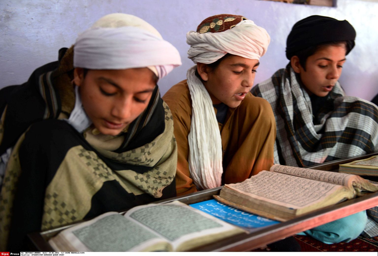 Noored moslemid koraani lugemas