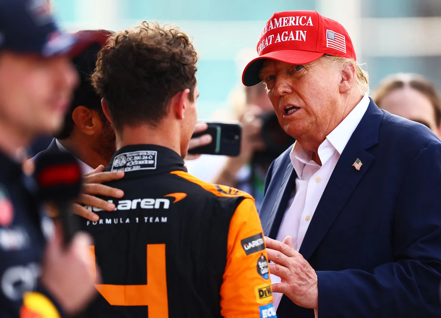 Donald Trump õnnitlemas Miami GP-l võidutsenud Lando Norrist.