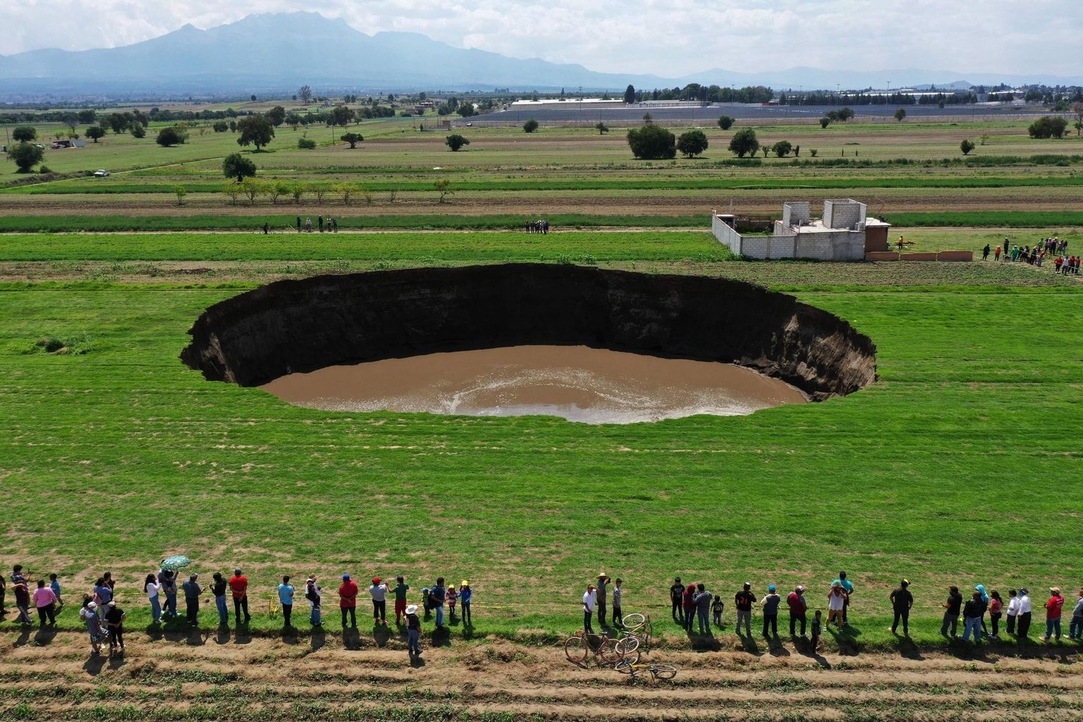 Mehhiko lõunaosas  Puebla osariigis Santa Maria Zacatepecis tekkis põllule hiiglaslik karstilehter