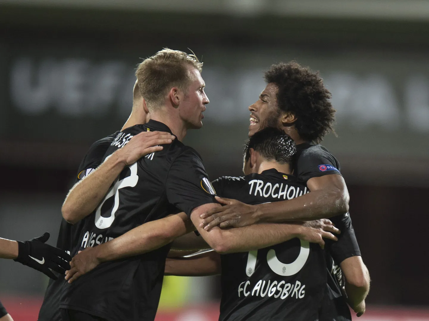 FC Augsburgi mängijad tähistamas Piotr Trochowski väravat.