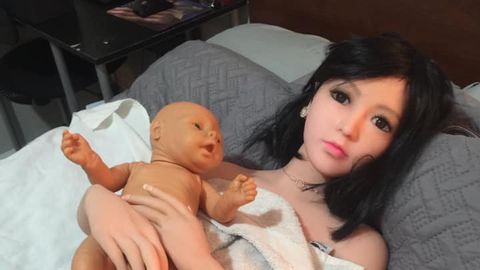 Странные отношения мужчины и секс-куклы, «родившей» от него ребенка, скрывают жуткий секрет