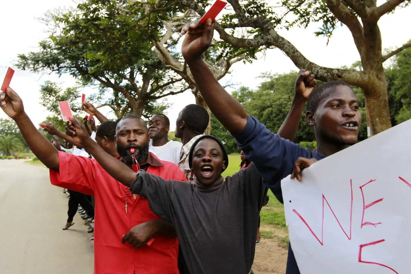 Frank Bwalya (punases särgis) 2011. aastal toimunud valitsusvastasel meeleavaldusel.