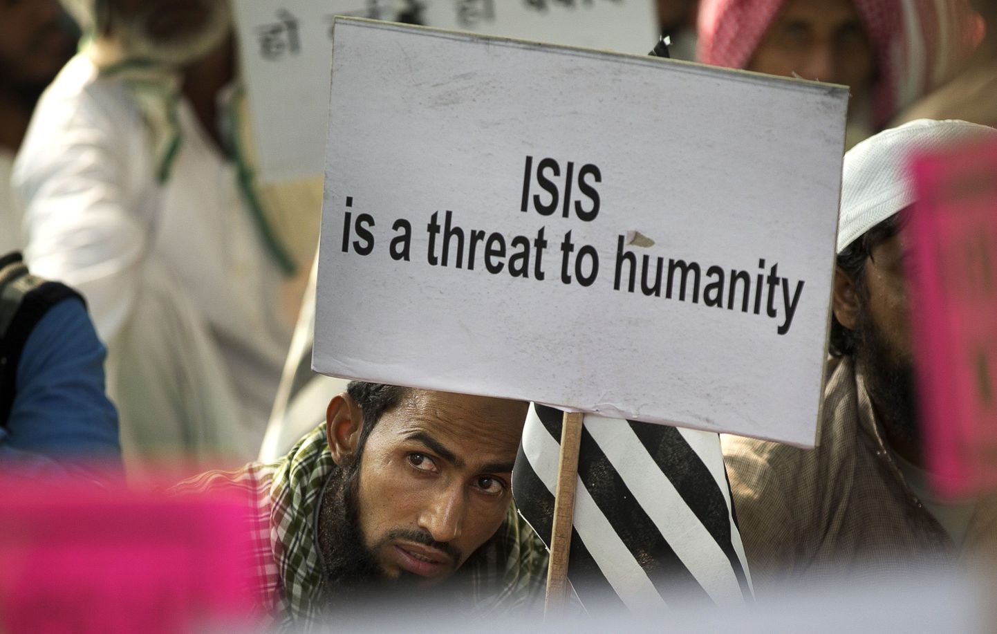 India moslemimees hoiab plakatit Daeshi-vastase sõnumiga.