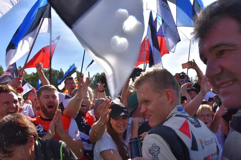 Eesti rallifännid Tänaku võitu tähistamas!