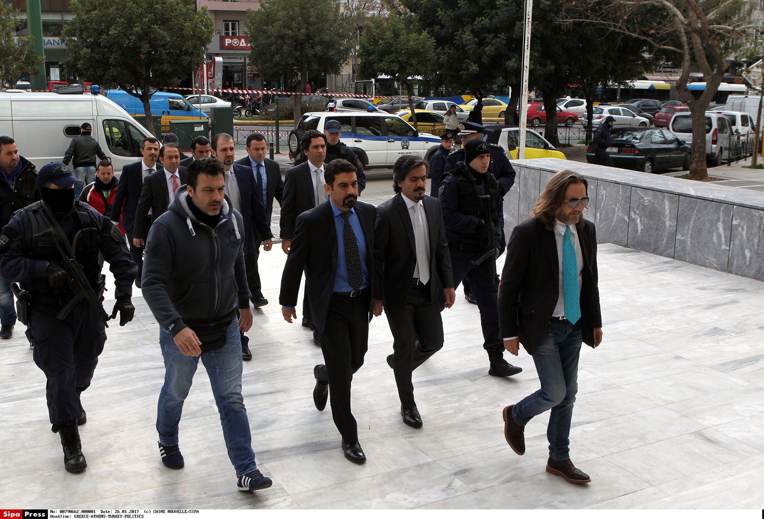 Türgi ohvitserid saabumas Ateena kohtusse.