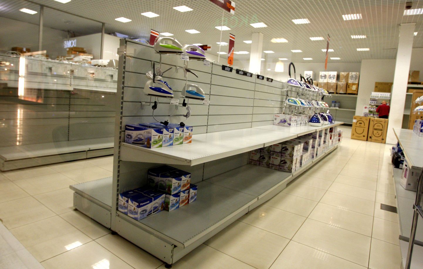 Пустые полки магазинов в Минске. Люди тратили наличные перед резким снижением курса рубля.