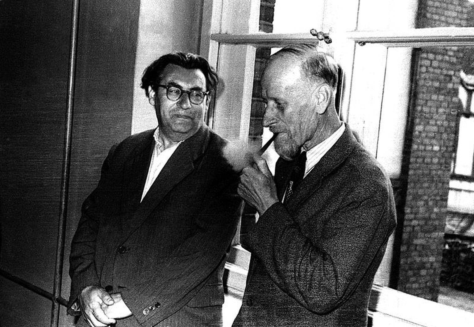 Herbert Tampere ja Theodor Saar Pärnu rajooni rahvaluulekogujate nõupidamise vaheajal vestlemas, 7. juuli 1963.
