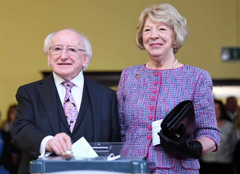 Iirimaa president Michael D. Higgins koos abikaasa Sabinaga eile hääletamas.