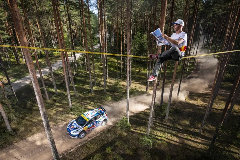 Jaan Roose loeb Postimeest, kui prantslane Adrien Fourmaux (M-Sport)  kihutab mööda.