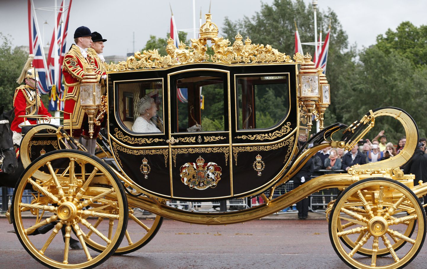 Elizabeth II sõitmas uue tõllaga