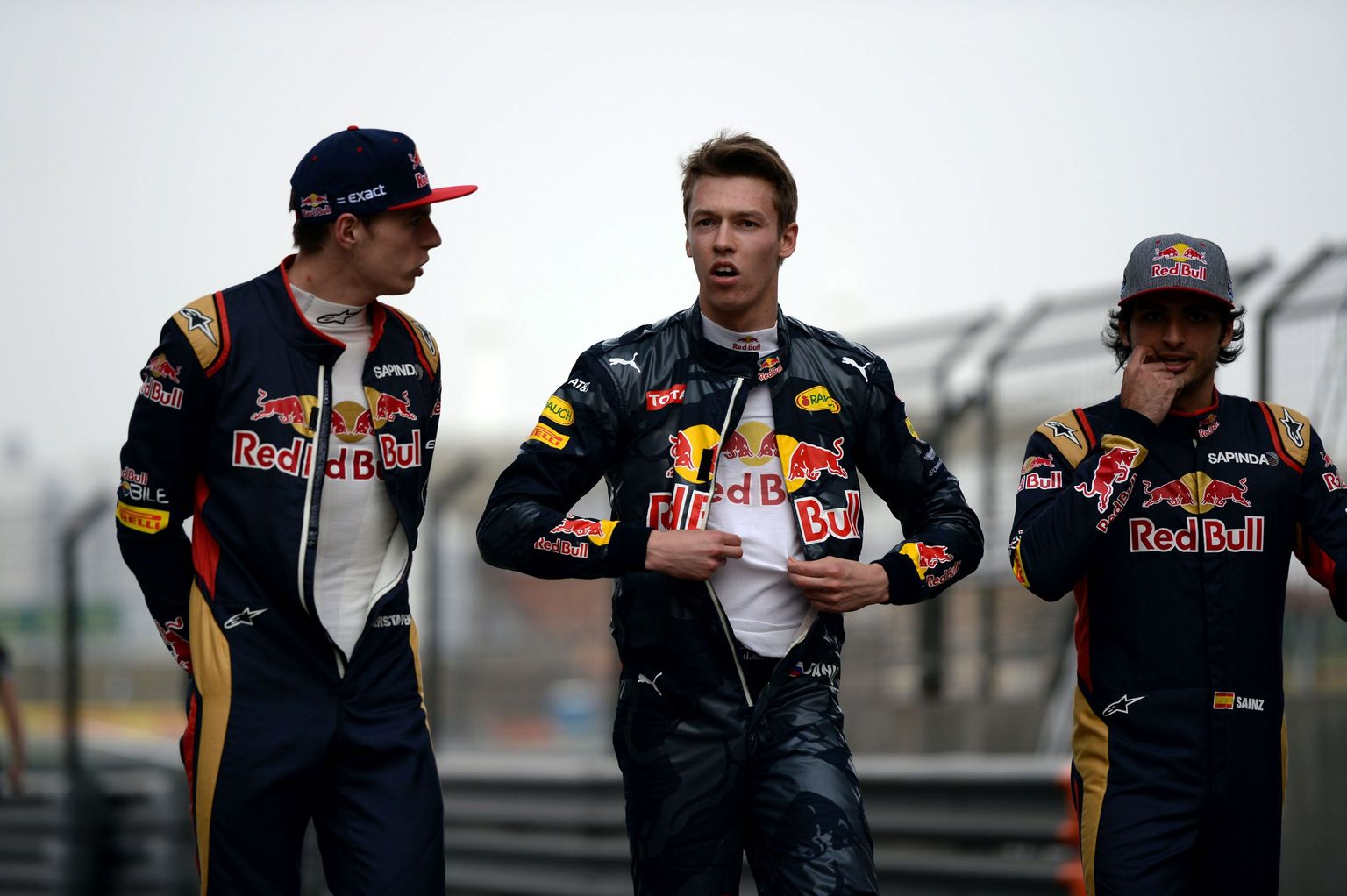 Max Verstappen (vasakul) ja Daniil Kvjat (keskel) vahetavad kohad. Carlos Sainz Jr. (paremal) jääb Toro Rossosse.