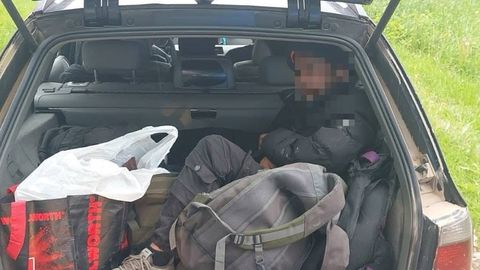 Ludzas novadā pēc pakaļdzīšanās aizturēts auto ar nelegālaji