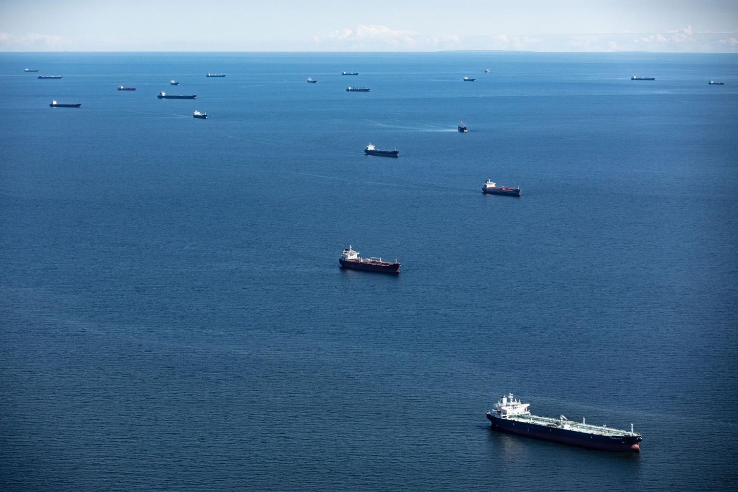 Kui Peterburi külje alt sadamates väljuvad tankerid vedasid varem naftat Euroopasse, siis nüüd tuleb see nafta viia teisele poole maakera – see on iseenesest kallim.
