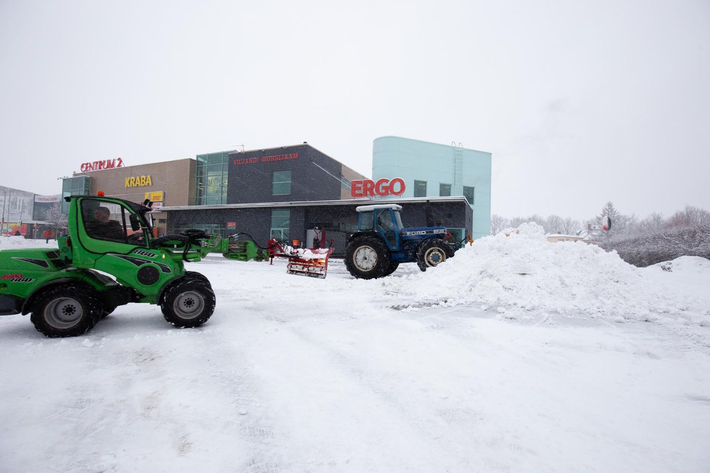 Neljapäeva hommikul olid traktorid jõudnud puhastamisjärjega Viljandi bussijaama parklasse.