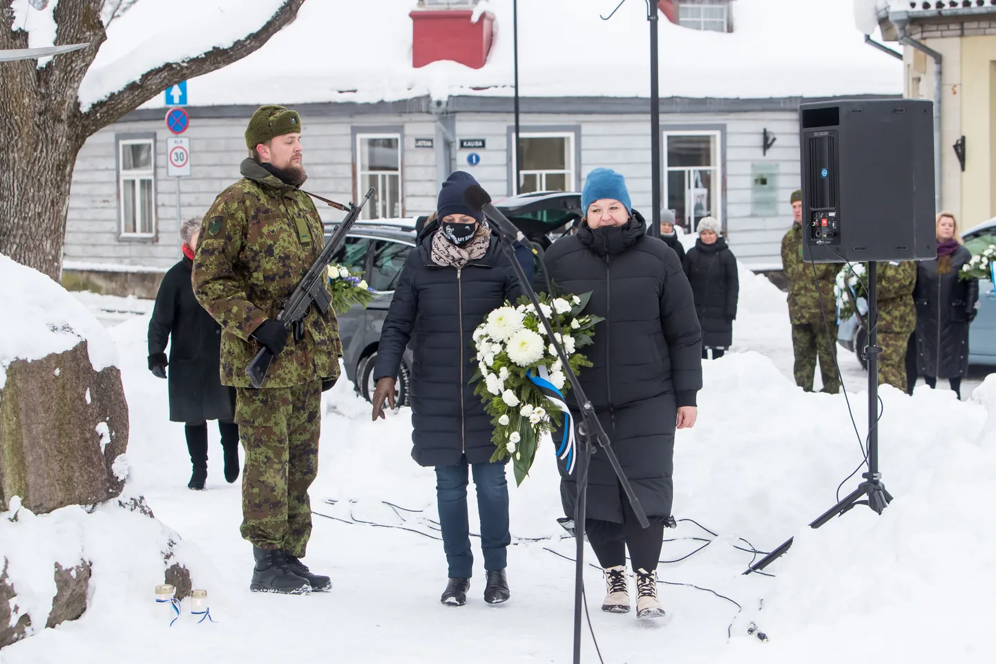 PÄRG KANGELASTELE: Vabadussõja monumendile tõid pärja riigikogu liige Urve Tiidus ja Saaremaa abivallavanem Helle Kahm Reformierakonnast. Monumendi juures seisab kapral Ingmar Pill Kaitseliidu Saaremaa malevast.