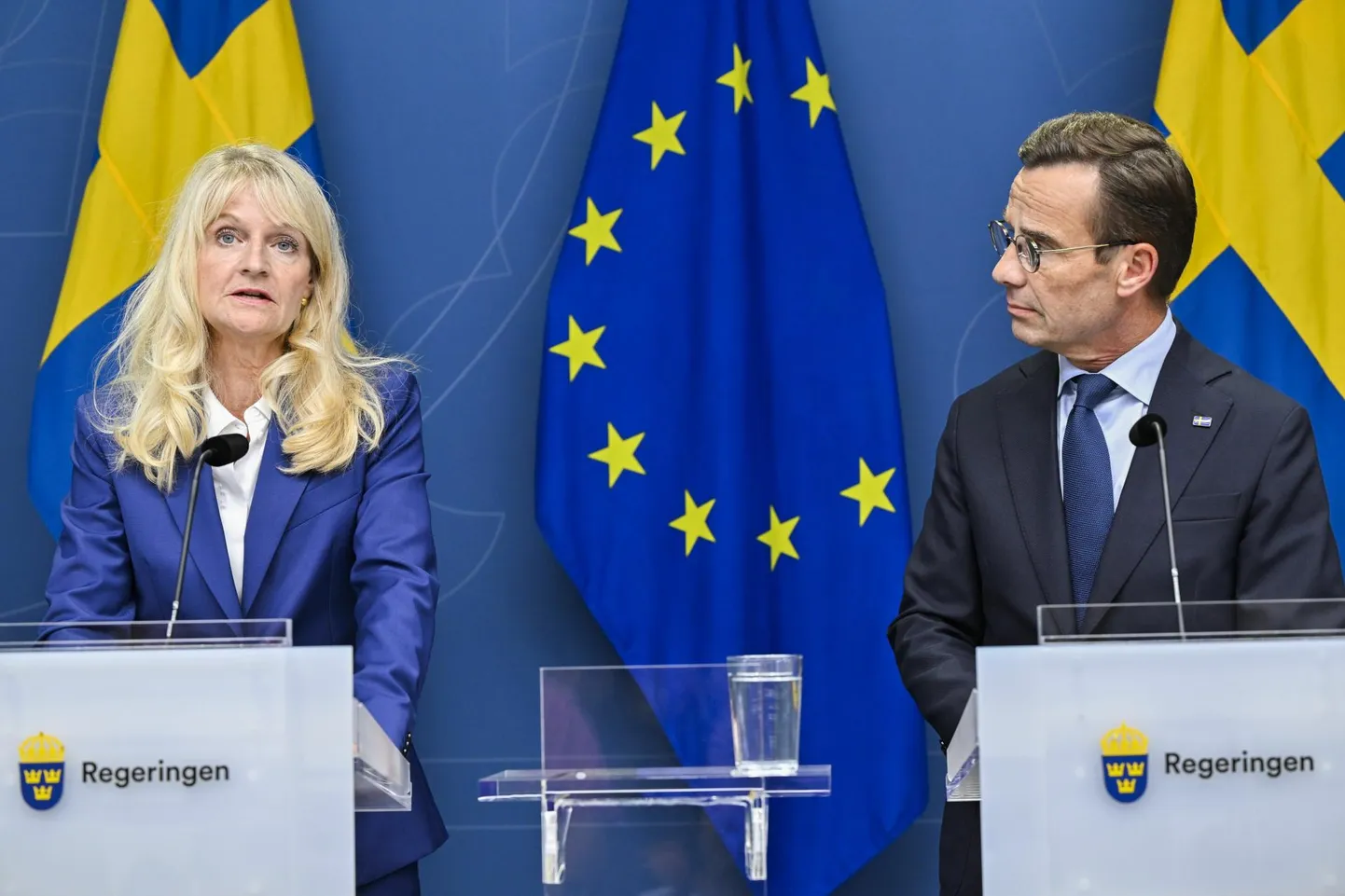 Rootsi kaitsepolitsei juht Charlotte von Essen ja peaminister Ulf Kristersson eile Stockholmis pressikonverentsil.