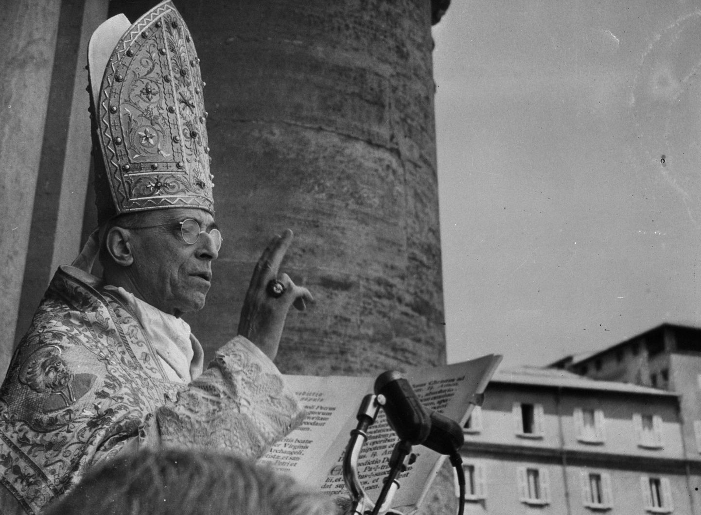 Paavst Pius XII õnnistmas usklikke Püha Peetruse väljakul Vatikanis.