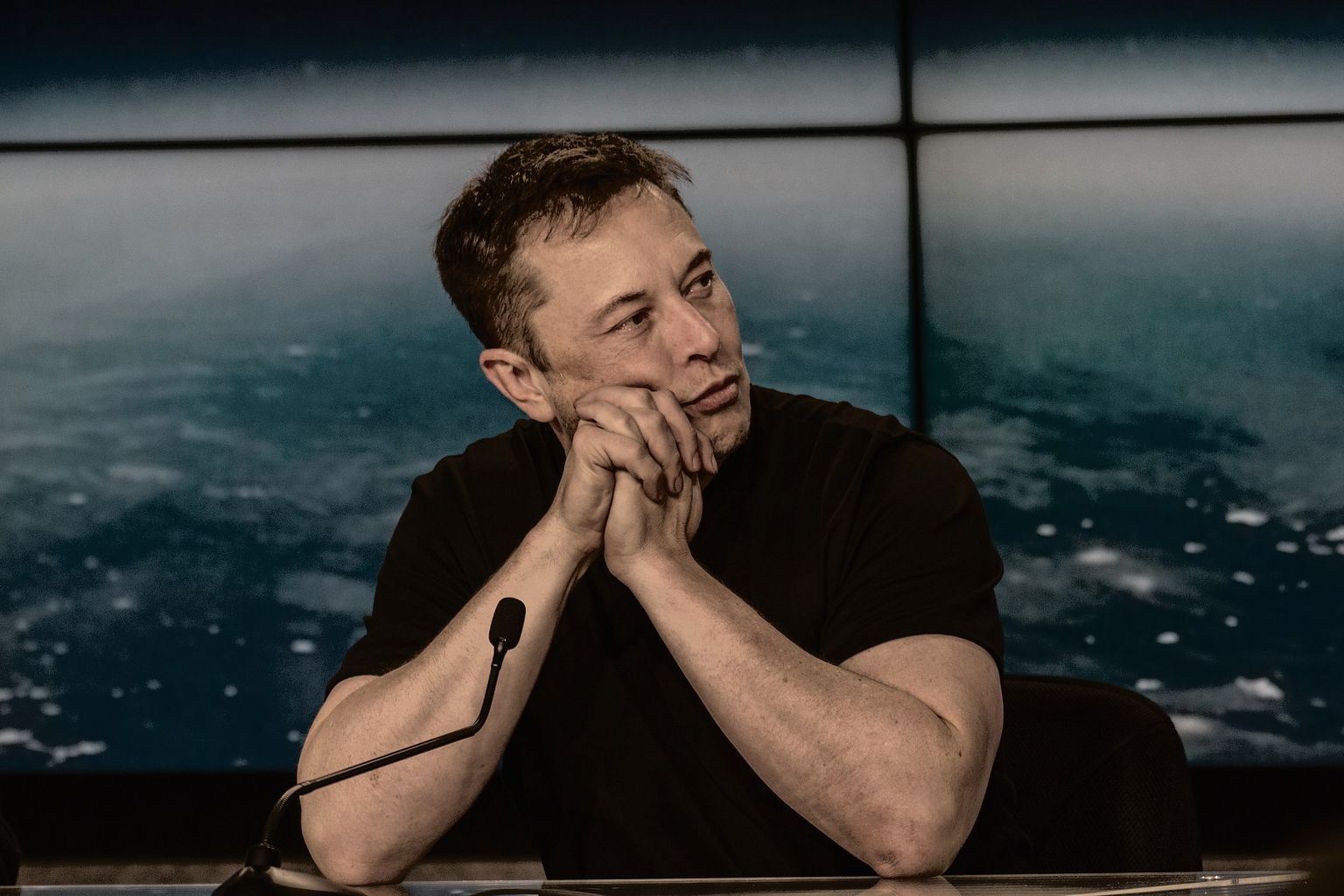 Elon Musk ajakirjanike ees aastal 2018.