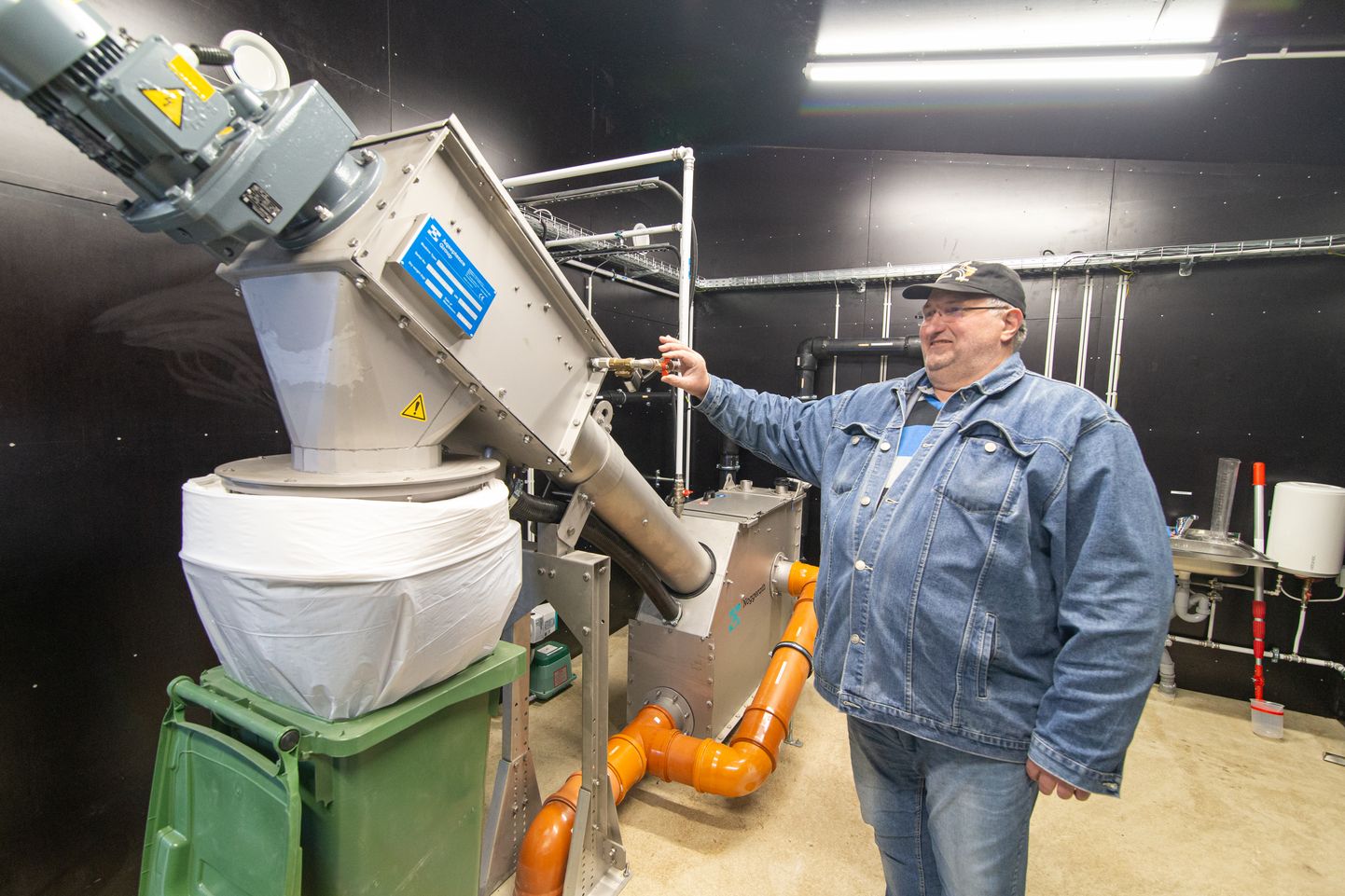 "Это оборудование очищает сточные воды от всякого рода мусора, например, даже от окурков", - знакомит с работой новых очистных Рейн Мериранд.