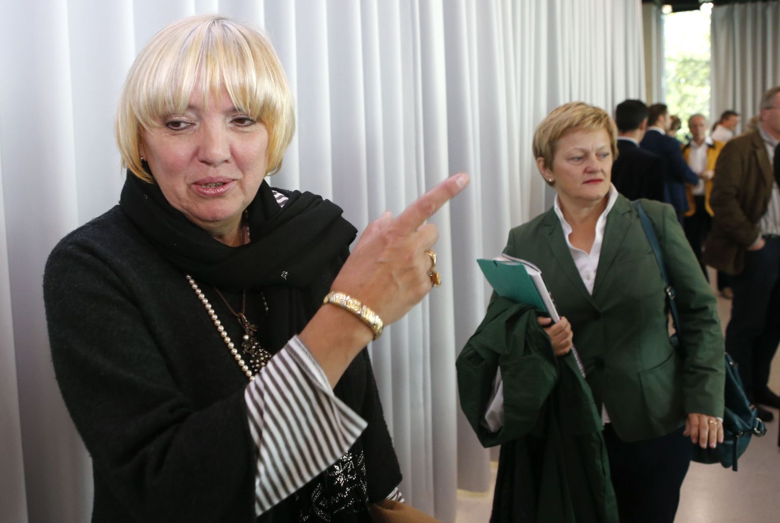 Roheliste Partei juhtfiguuride hulka kuulunud Claudia Roth (vasakul) ja  Renate Künast teatas pärast üldvalimisi, et astuvad tagasi.