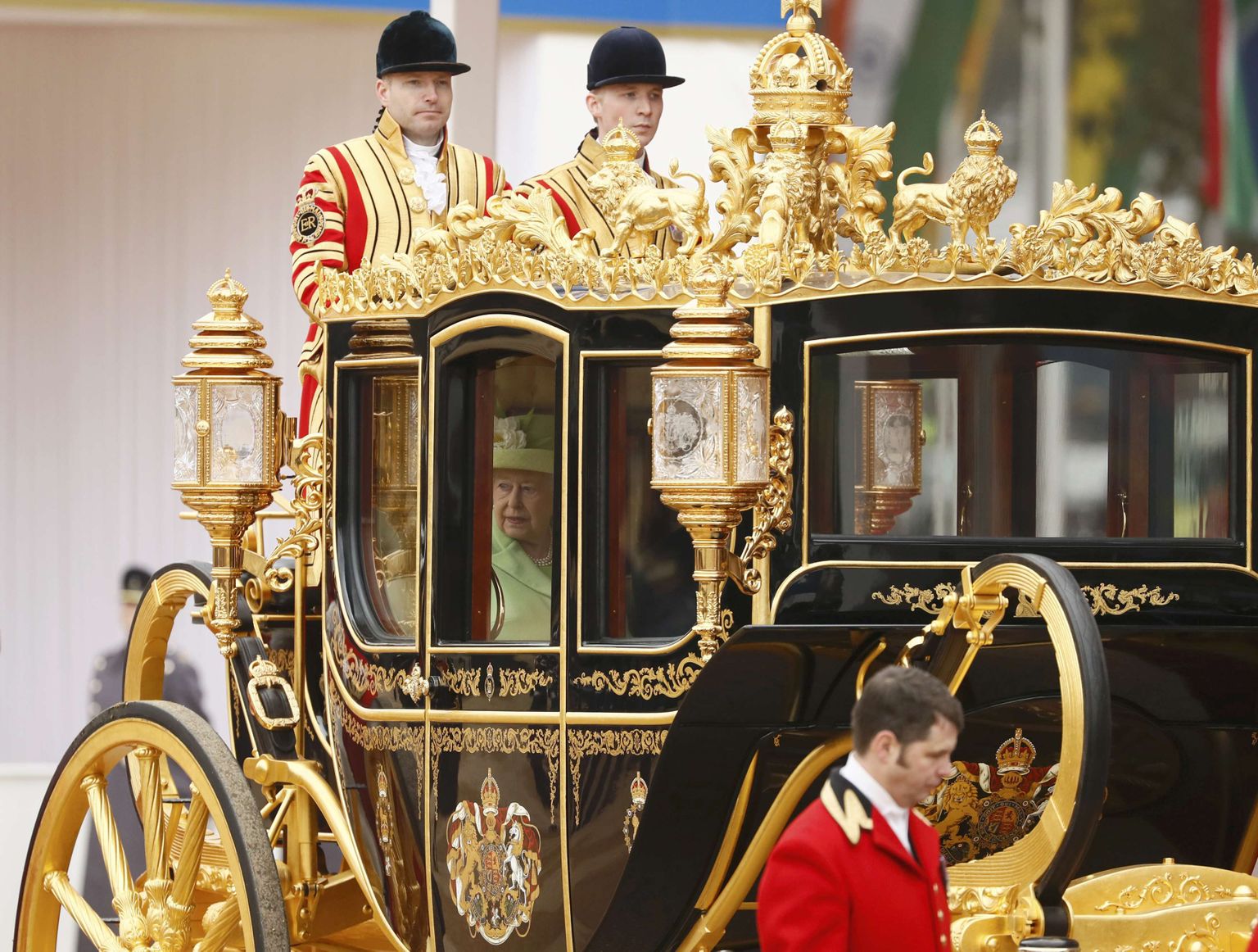 Елизавета II в золотой карете.