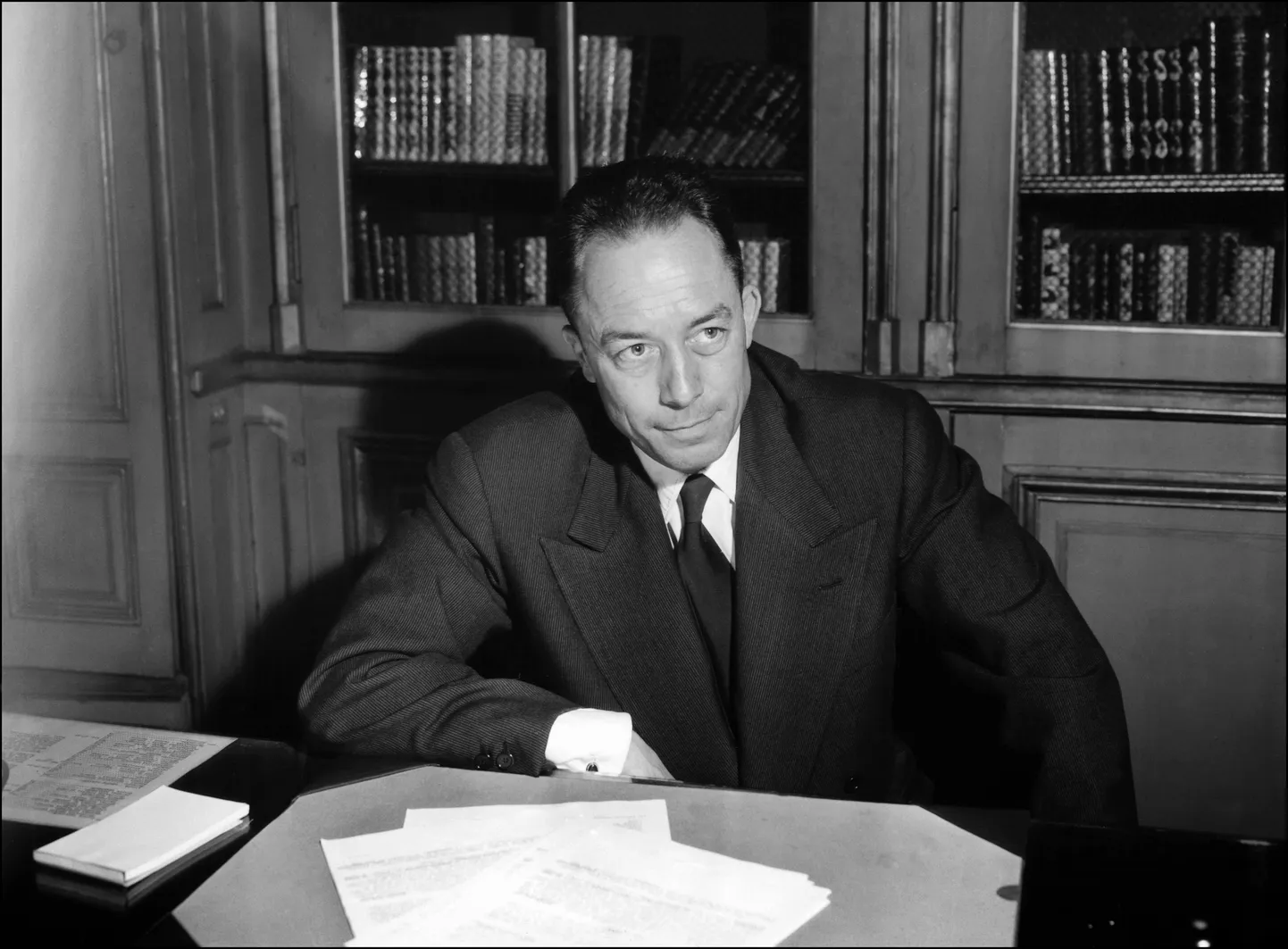 Alati stiilne Albert Camus 1957. aastal Pariisis. Viisteist aastat varem ilmus tema tippromaan «Võõras».
