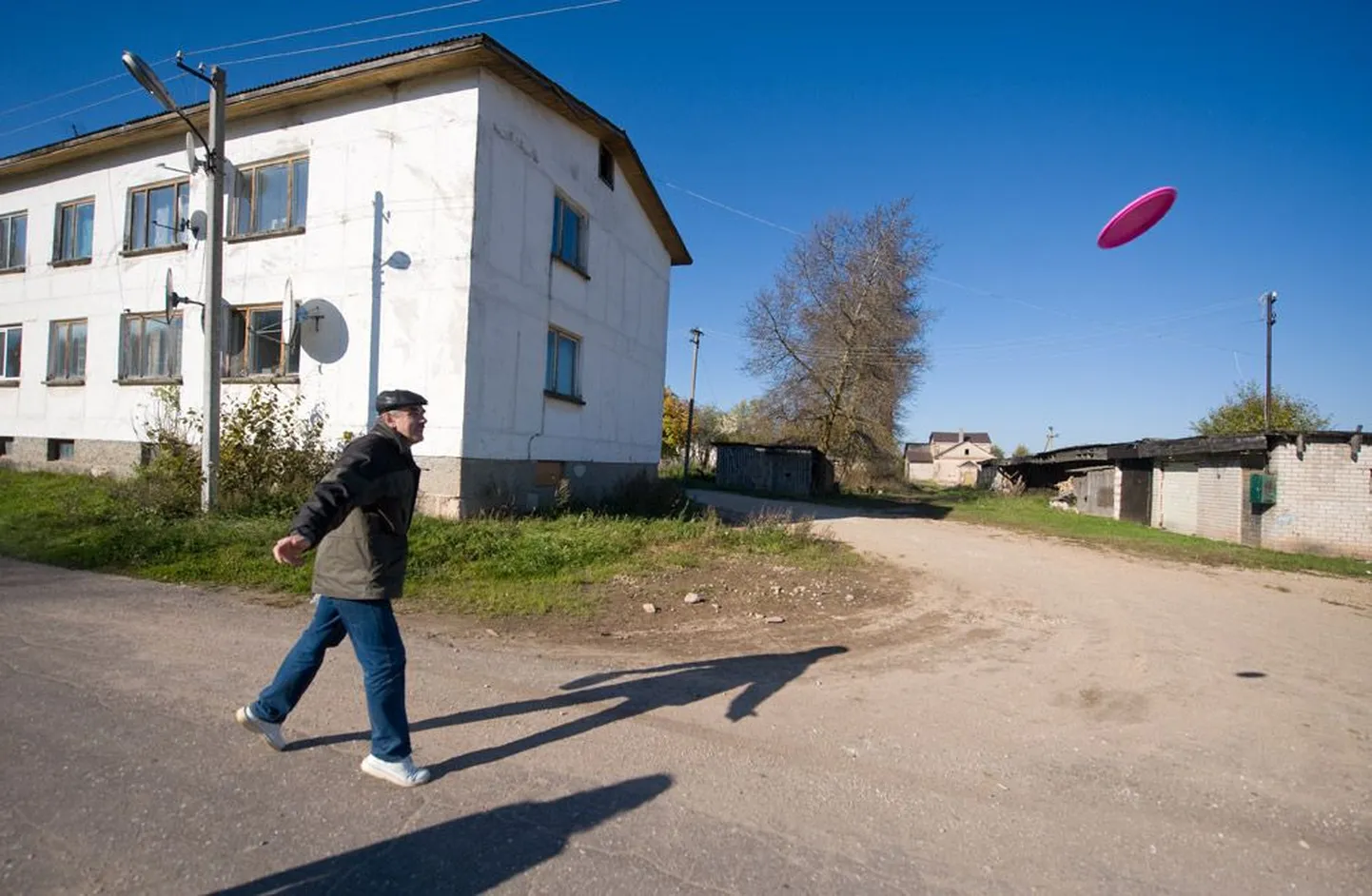 Õru vallavanema Andres Pallosoni silmad säravad – vallas valmib rada vähetuntud spordiala disc-golf ’i harrastamiseks. Vallajuhid loodavad, et lendavat taldrikut hakkavad spetsiaalsetesse korvidesse pilduma nii kohalikud inimesed kui ka kaugemalt tulijad, kes vallas turismiärile elu sisse puhuvad. Radu, kus seda ala harrastada saab, on seni Eestis ainult neli.
