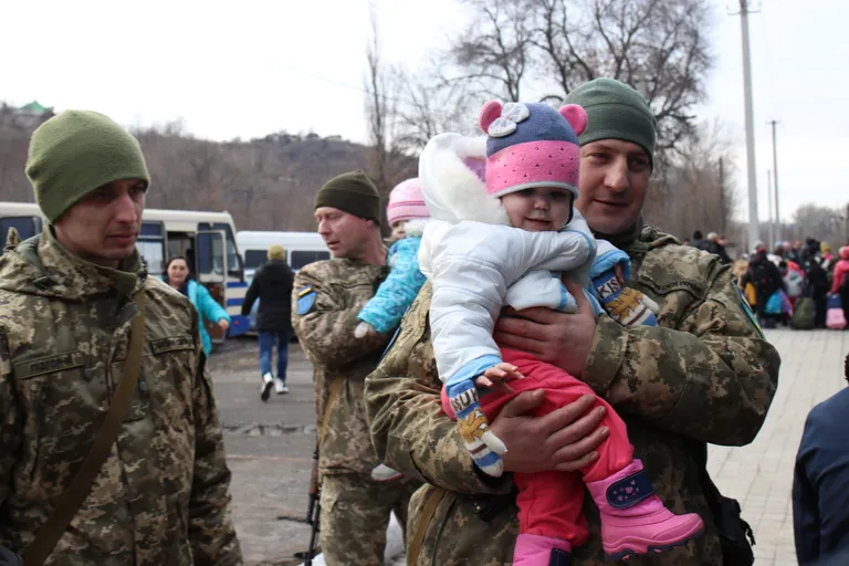 Ukraina sõdur lapsega.