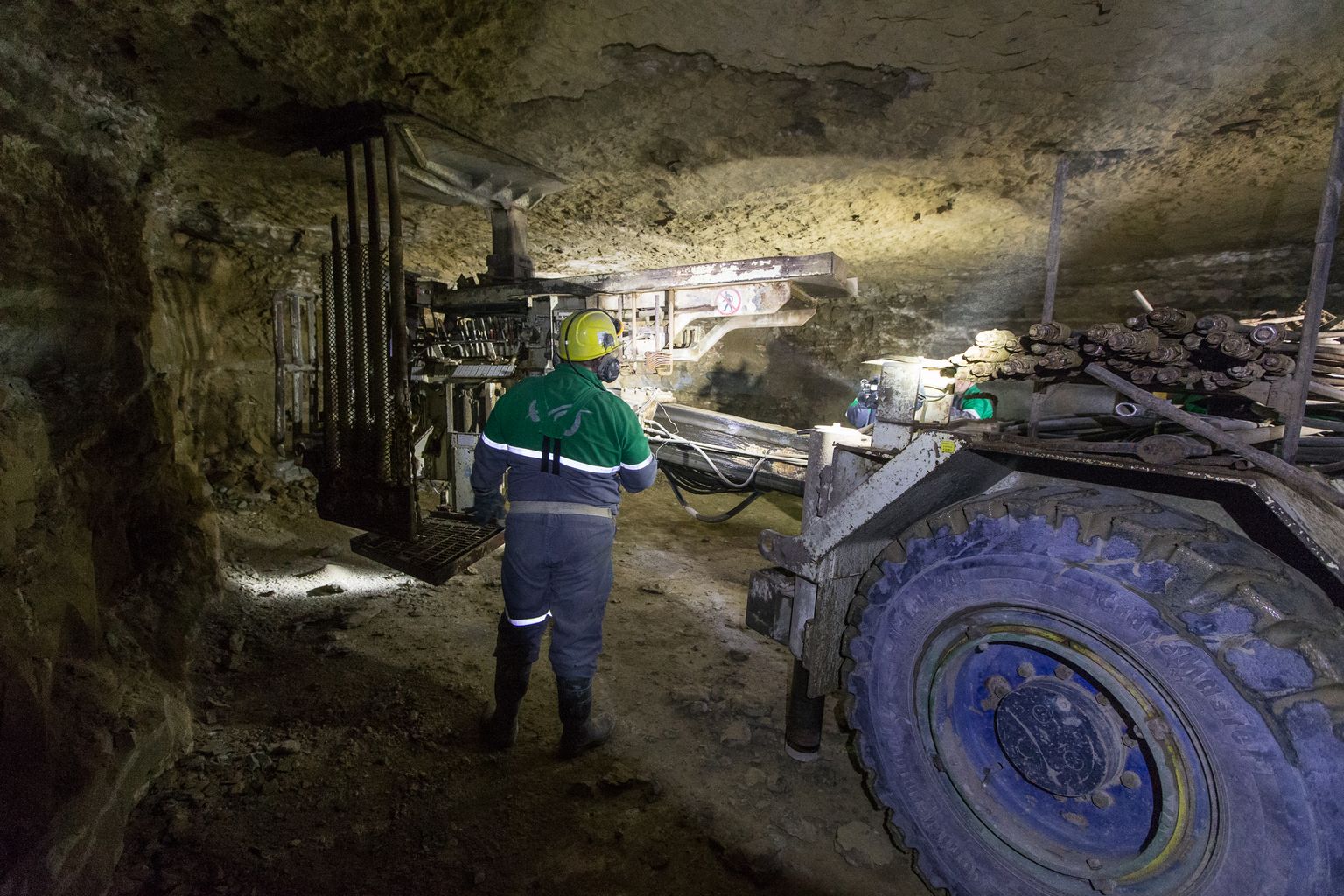 Estonia kaevanduses kulub kuus sadu tuhandeid liitreid kütust. Kui palju ettevõte aastaid kestnud kütuse petuskeemiga kahju sai, jäigi lõpuni selgusetuks.