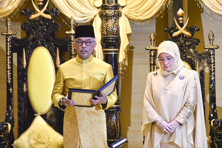 Pahangi sultan Ahmad Shah ja ta naine Tunku Azizah Aminah Maimunah Iskandariah teatamas, et neist saavad Malaisia uus kuningas ja kuninganna