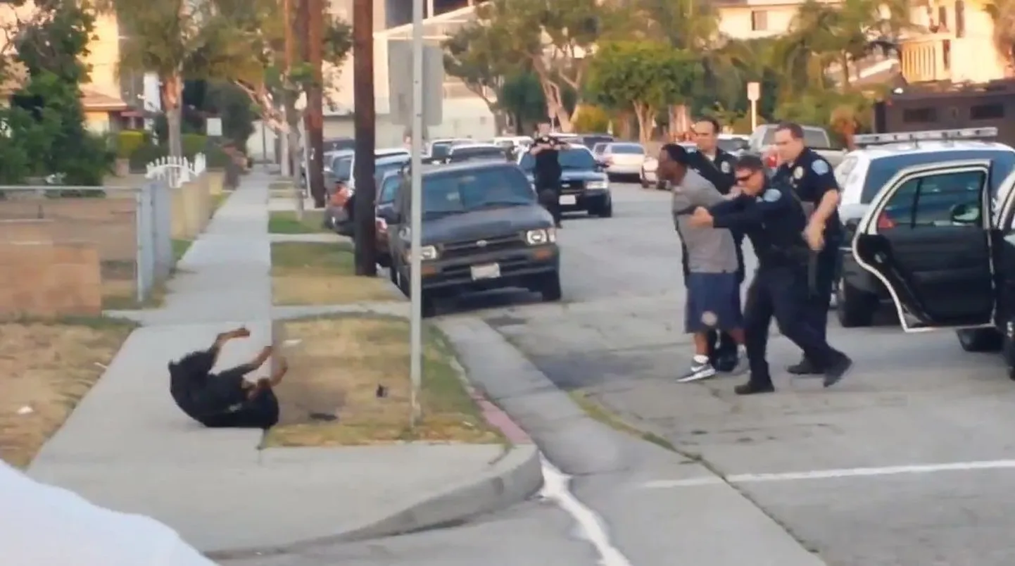 USA politsei arreteeris neid filminud mehe ja lasi ta koera maha