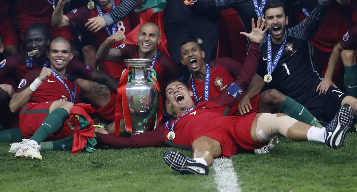 Cristiano Ronaldo (esiplaanil) koos kaaslastega EM-tiitlit tähistamas.
