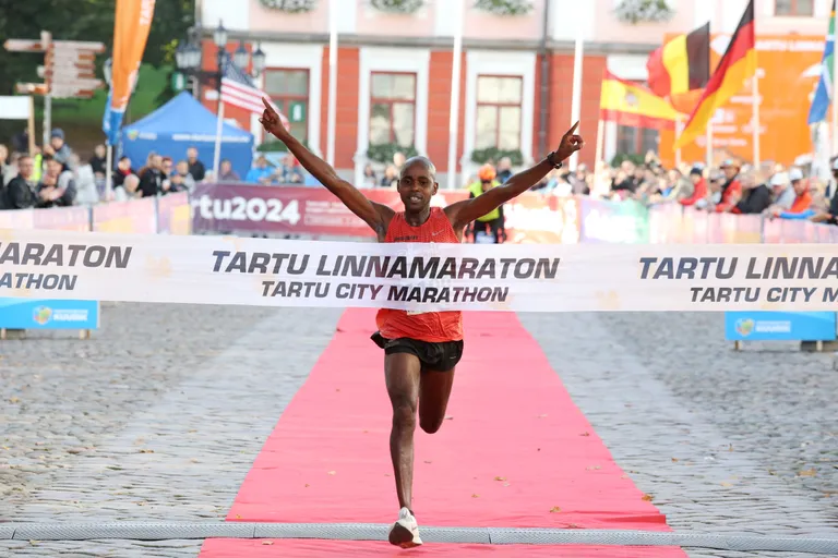 Poolmarataoni võit läks Ibrahim Mukungale (KEN) ajaga 1.05.58.