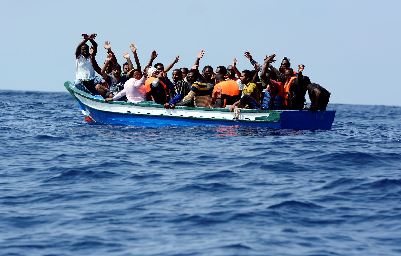 Migrandid ootavad Vahemerel päästmist.