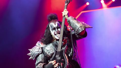 Гитарист Kiss потерял сознание за рулем и попал в серьезное ДТП