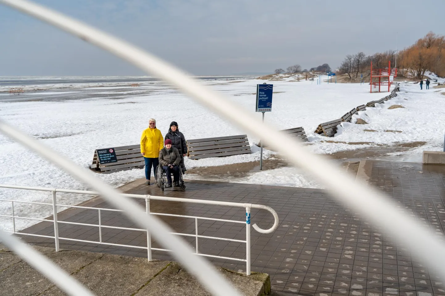 Tagant vasakult Ave Nõmmik (ratastooli klubi juhatuse liige), Liina Markson (PLRK tulevane president) ja Mare Koppel (ratastooli klubi liige) loodavad, et heade inimeste abiga saavad ratastoolis inimesed peagi hõlpsamalt rannamõnusid nautida.