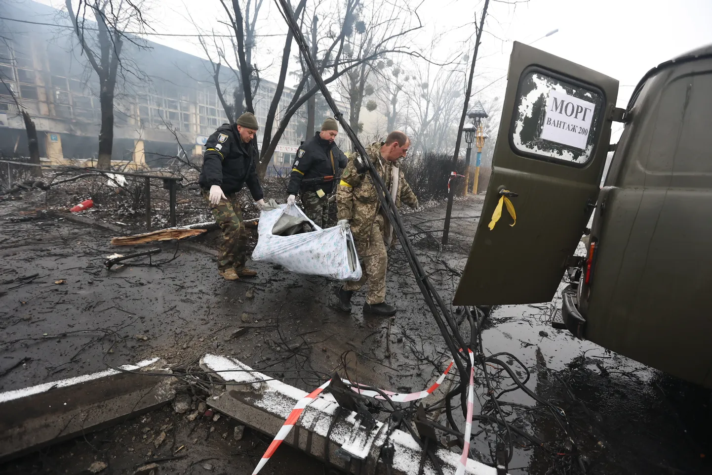 Päästjad koristavad Kiievi teletorni lähistel täna hommikul Venemaa rünnakus hukkunute surnukehi.