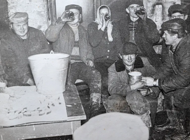 Kolhoosipidu Vältal: Meestega koos töötades tuli vahel ka õllekappa kergitada. Fotol meeste keskel istuv Heljo tunnistab, et pildil parempoolne mees jäi siis, kui tema koju läks, laua alla puhkama.