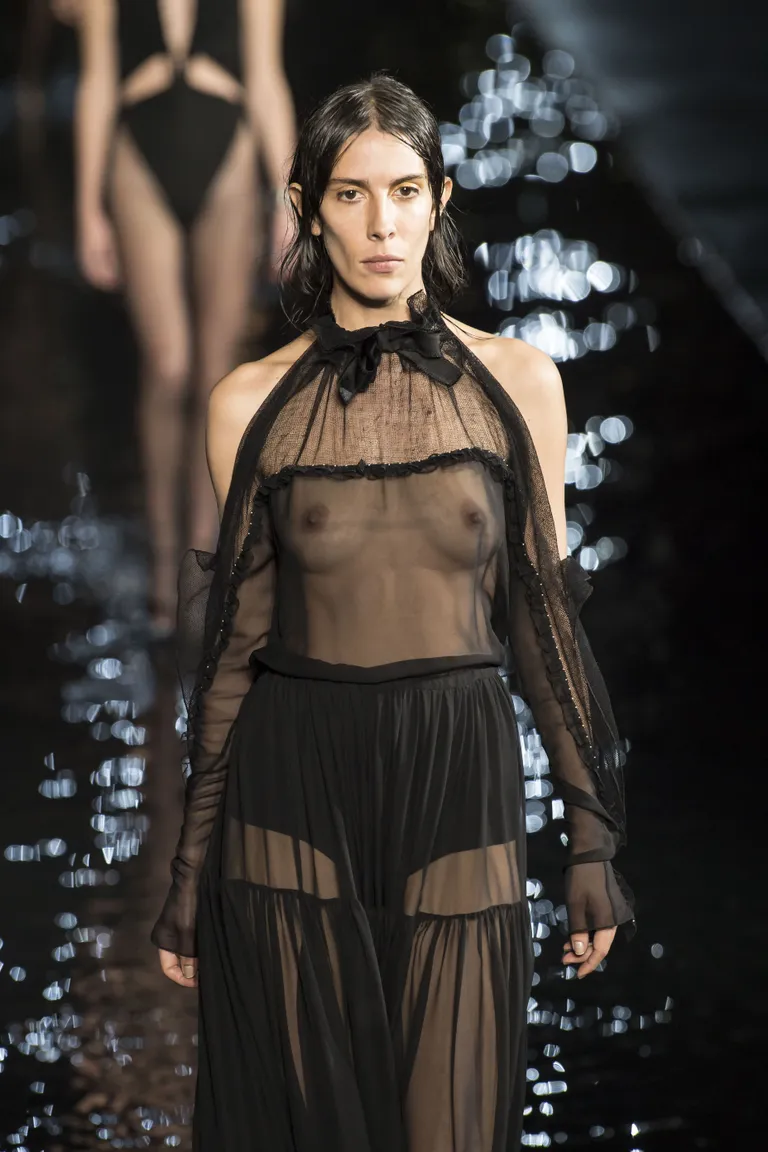 Moemaja Saint Laurent esitles 2019. aasta suvekollektsiooni.