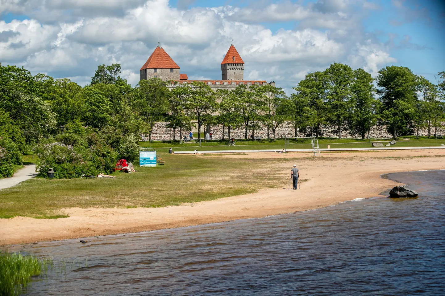 Kuressaare Titerannas on rannahooaeg avatud. Peale mõnepäevast jahedamat ilma saab taas rannailma nautida.
