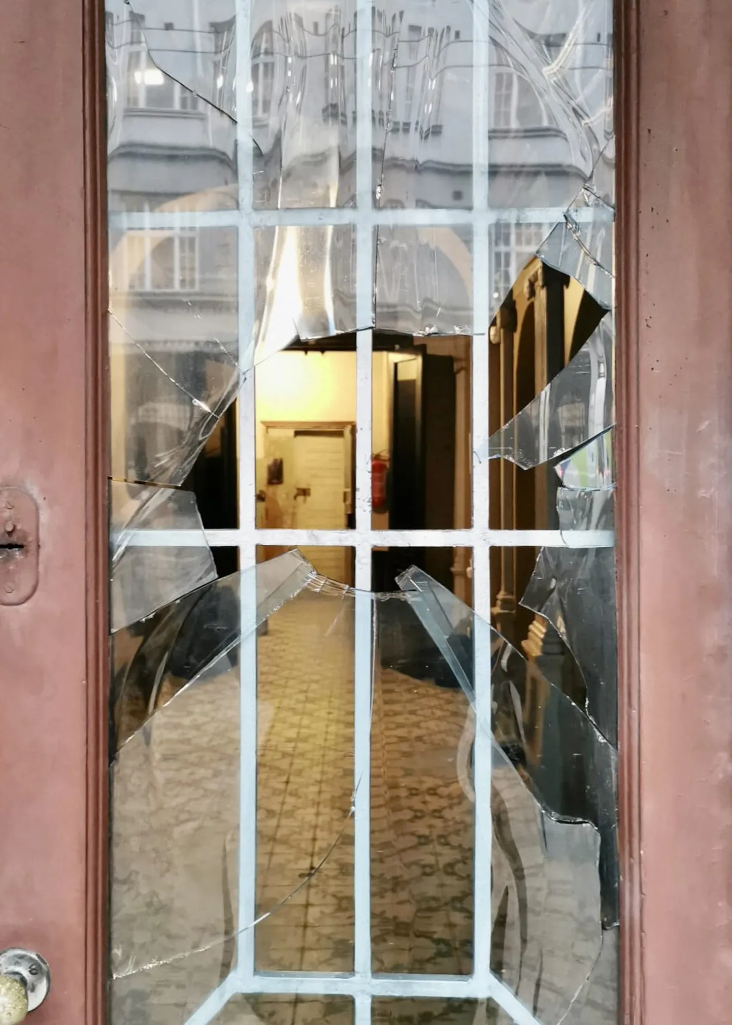 Разбитая дверь "Углового дома"