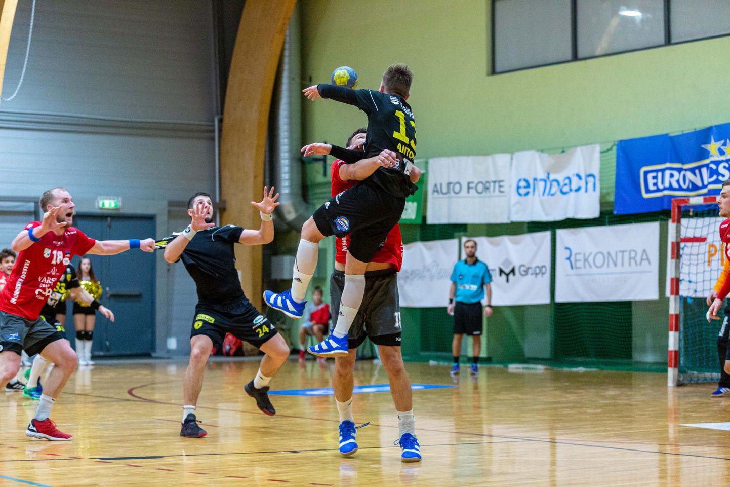Põlva on muu hulgas tuntud tugeva käsipallikantsina. Hiljuti õnnestus Serviti meeskonnal koduses Mesikäpa hallis võita ka Eesti käsipallikarikas.

 